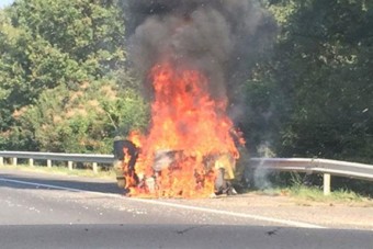 Lángol egy autó az M7-esen, 8 km-es dugó!