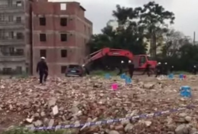 Őrjöngő terepjáróst nyársalt fel egy munkagép