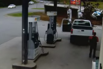 Több tonna trágya fröccsent a benzinkútra