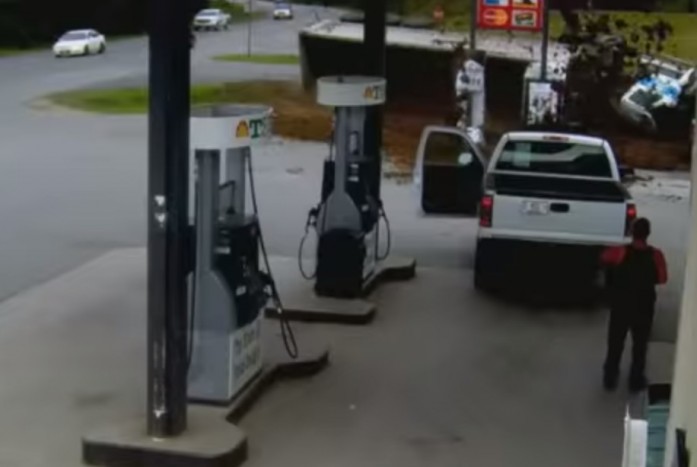 Több tonna trágya fröccsent a benzinkútra