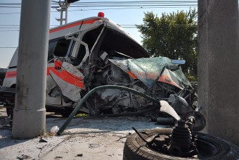 Ripityára zúztak egy mentőautót Budapesten - fotók