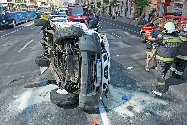 Tűzoltók borultak fel Budapesten – fotó