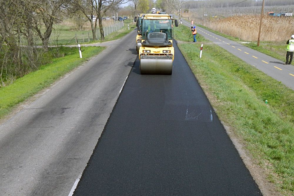 Hengerelődik a friss, hideg aszfalt