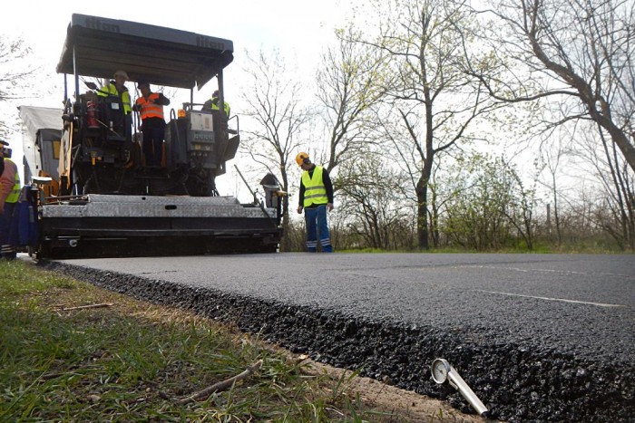 A vállalkozó besokallt, felszedte a frissen lerakott, szinte még gőzölgő aszfaltot