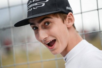 Brutálisat bukott a magyar királyi sarj