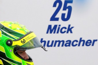 Apja kesztyűjével ért dobogóra a kis Schumi