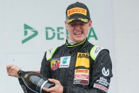 Apja kesztyűjével ért dobogóra a kis Schumi 14