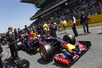 F1: Mindkét autóban motort cserél a Red Bull