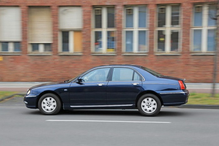 Összehasonlító teszt: Rover 75 és Saab 9-3 2 A középkategória felső részébe pozicionált brit szedán nem számít igazán erősnek, a finom járáskultúrájú motor mégis tökéletes választás. A futómű meggyőző