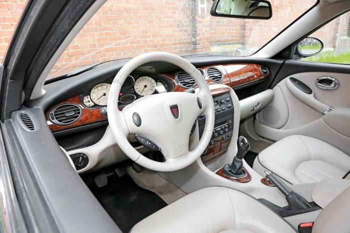 Összehasonlító teszt: Rover 75 és Saab 9-3 4 A finom Connolly-bőr és az elegáns fabetétek igazán arisztokratikusak, a sötétkék külső is tökéletes választás