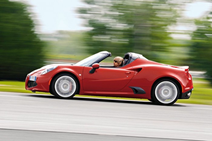 Az Alfa gaz csábítója 2 Üvölt teli torokból, szervo nincs, rugózás alig valami. A kormány mögött végig két kézzel kell gépészkedni - az Alfa Romeo 4C Spiderben szó szerint izgalmi állapotot okoz a száguldozás