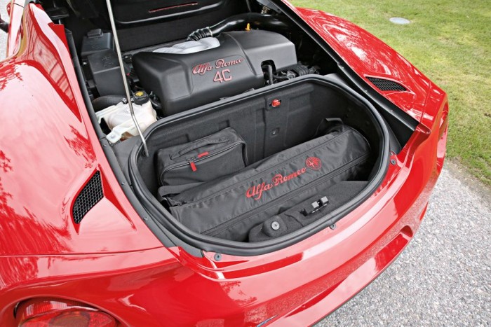Az Alfa gaz csábítója 6 A tetőmechanizmus hasonlóan működik, mint a Lotus Elise-nél, de kicsit más elven. A 4C vászontetejébe merevítéseket építettek, így bepattintásnál automatikus a feszítés. A leszerelés után a csomagtartó nagy részét elfoglalja