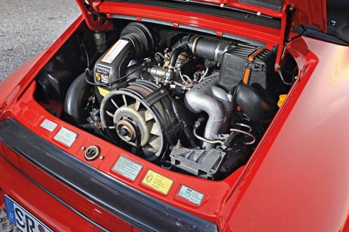 Vezettük az első Porsche 911 kabriót 4 A 3,2 literes bokszermotor 231 lóerős teljesítményt ad le, ennél több szemérmetlen túlzás lett volna