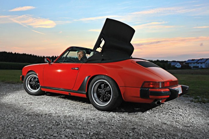 Vezettük az első Porsche 911 kabriót 5 Az elektromos tetőműködtetés csak 1987-ben jelent meg opcióként, de kézzel is remekül lehet boldogulni
