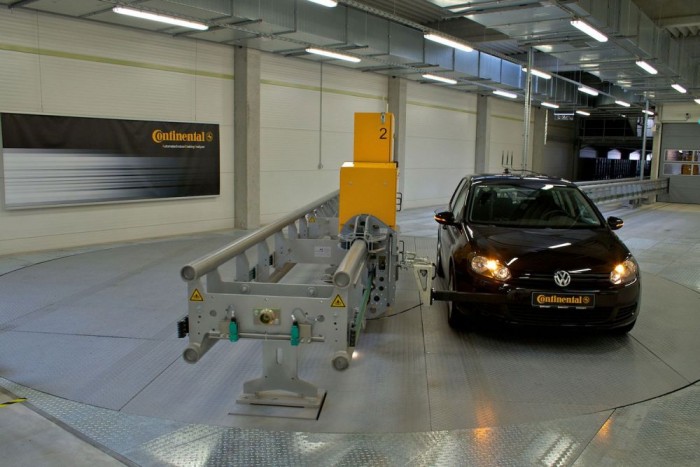 Az autóipar titkai is kiderülnek a Kutatók Éjszakáján 6 | Vezess Ötféle útfelület van, az aszfalt cserélhető. A 120 tonnás, 75 méteres pályatestek előhűthetők a vizsgálatok előtt. Itt fordulnak meg a vezető nélkül vizsgált autók