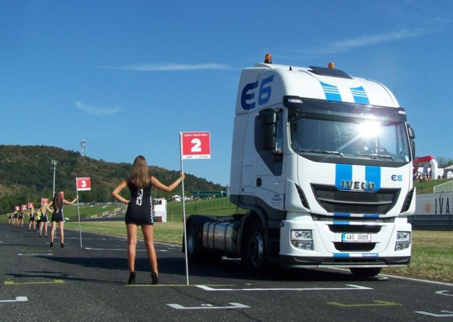 Az utcai kamion csak a felvezető körig tartózkodik a versenypályán.