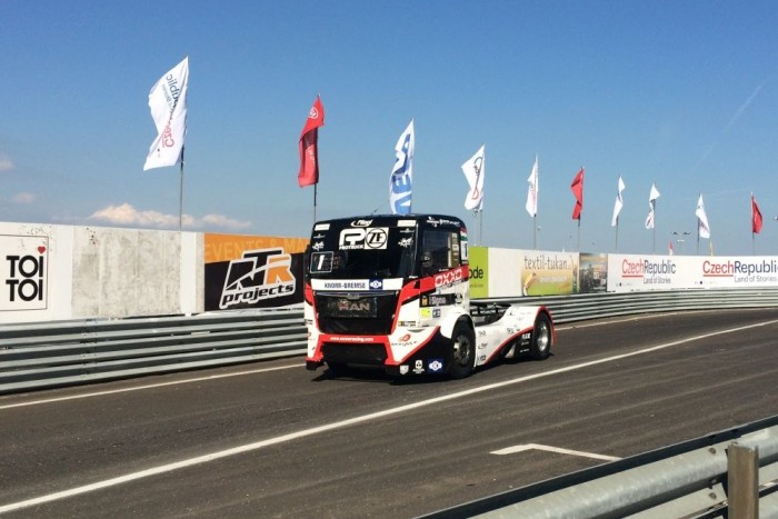 Talmácsitól Micheliszig: a magyar motorsport 20 éve 7 Kiss Norbert szombaton 30 pontot gyűjtött, így összetettben pedig továbbra is az élen áll 349 ponttal. A csapatverseny tekintetében az Oxxo 479 ponttal a második helyet foglalja el a cseh Buggyra mögött, mely eddig 519 pontot gyűjtött.