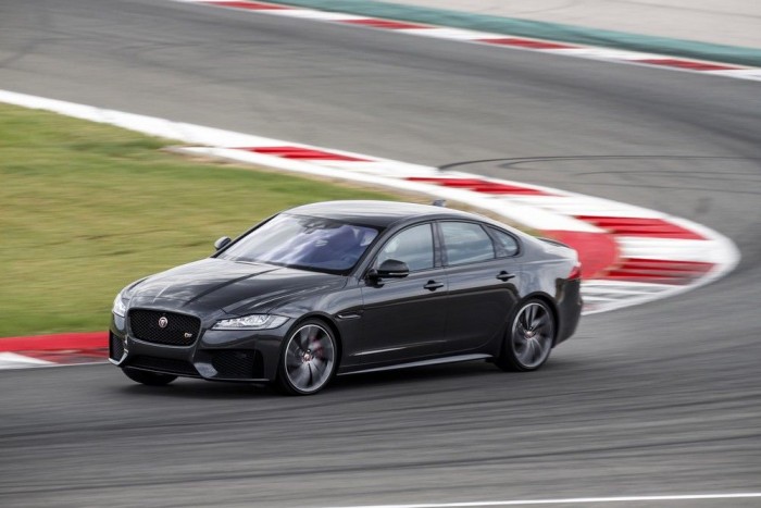 Egy autót egy házért 10 Versenypályán is bizonyította remek úttartását az XF. Nagyon jó vezetni, összemérhető a BMW 5-ösével!