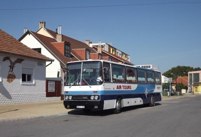A brandenburgi IV. Nemzetközi Ikarus Találkozó első díját kapta meg a Légiközlekedési Kulturális Központ (LKK) Malév színeket viselő Ikarus 250 luxusautóbusza. Teljes körű restaurálása az LKK és a Classic Truck&Bus Kft. közös projektjeként valósult meg.
