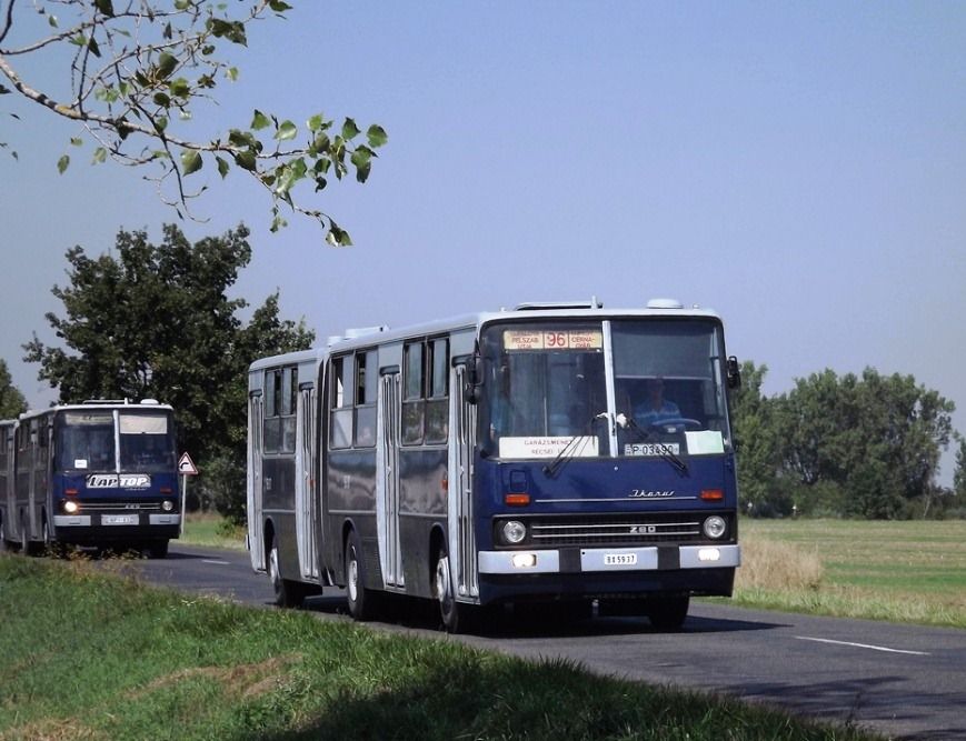 Csak úgy fénylik a festék a korhűen felújított, magántulajdonban lévő Ikarus 280-ason.