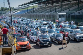 1200 smart vonult fel Budapesten