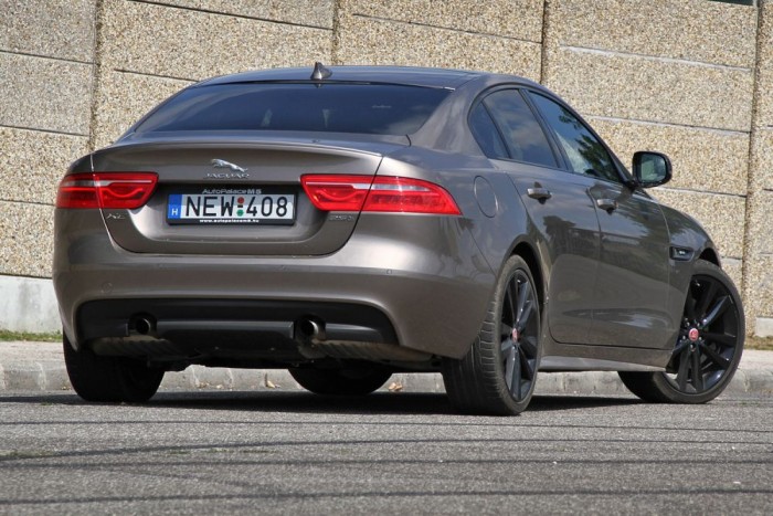 Jaj, azokat a kipufogókat hogy vágták körbe