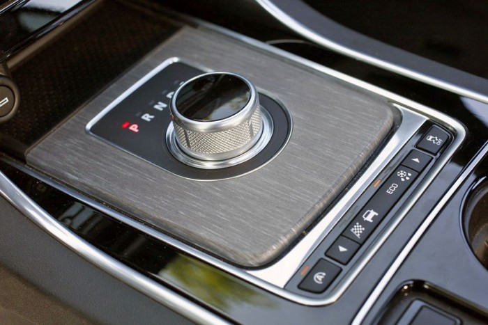 Hitvány műanyagban a süllyedő, emelkedő fokozatválasztó