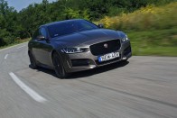 Remek futóművel és pompás kormányzással kényezteti a sofőrt a Jaguar XE