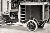 1908 Mercedes ételszállító autó, amit Porsche tervezett, szinten elektromos hajtással. Az utcai árusok nagyon kedvelték ezeket a járműveket.