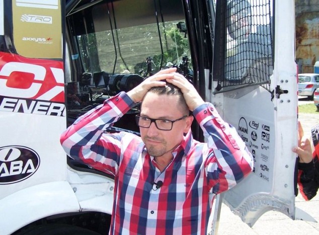 Ákos első reakciója miután kiszállt Norbi mellől a versenykamionból: minden az arcára van írva. 