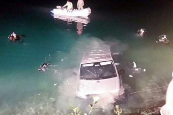 A raktérben szexeltek, a tóba gurult furgonjuk