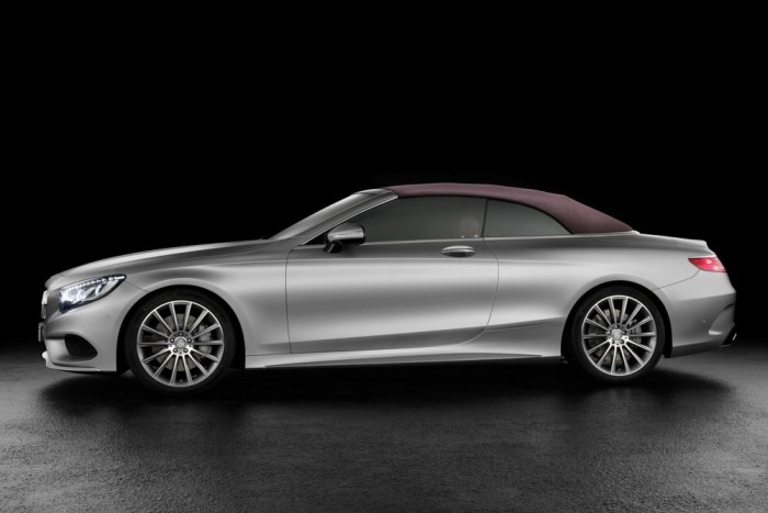 A több rétegű tető fekete, sötétkék, bézs és sötétpiros színben kérhető. 