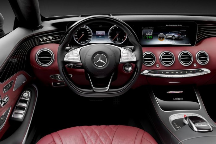 Kinyílt a Mercedes luxuskabriója 11 Tizenkét érzékelő jelére automatikusan vált kabrió üzemmódra a klímaberendezés. A fedélzeti parfümrendszer egyedi kabrióillatot kínál.