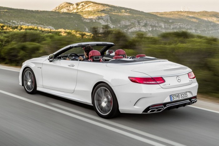 Kinyílt a Mercedes luxuskabriója 2 A vászontető akár 60 km/óra sebességnél nyitható, illetve zárható, a folyamat mintegy 20 másodpercet vesz igénybe.