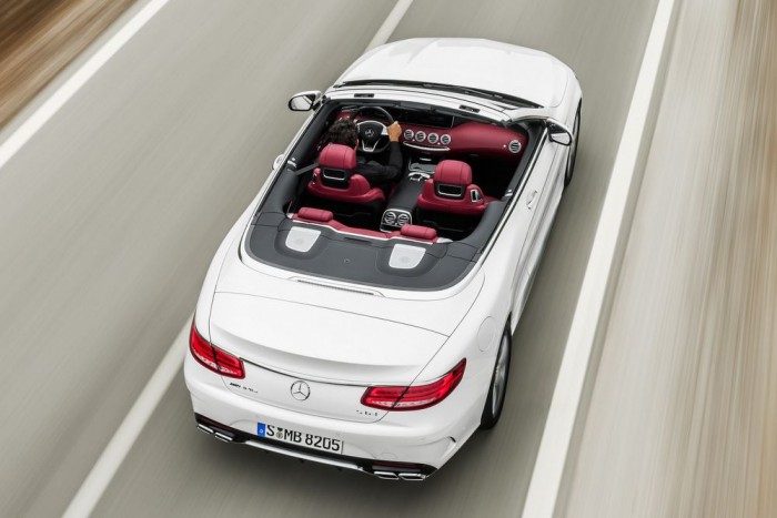 Kinyílt a Mercedes luxuskabriója 6 A tető lenyitásakor automatikusan nyílik ki a csomagteret a tetőrekesztől elválasztó határoló. Ezt gombnyomással alaphelyzetbe állíthatjuk, ha több hely kell; ha tele a raktér, nem nyitható a tető.