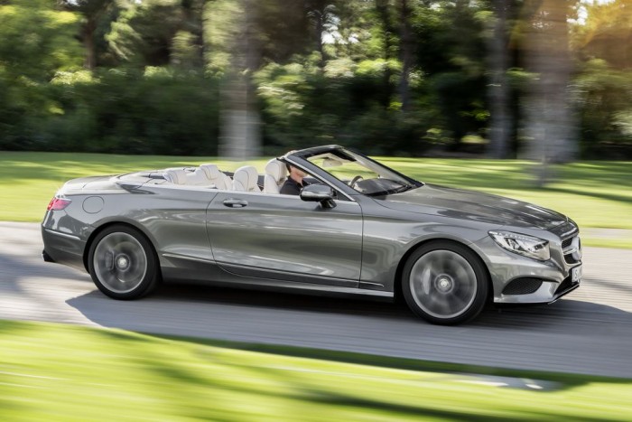 Kinyílt a Mercedes luxuskabriója 13 A kabrió (5027 x 1899 x 1417 mm) karosszériája 60 százalékban azonos a kupééval. A hátsó ülések mögött extra tűzfal merevíti a vázat, ez az AMG modellnél magnéziumból készül