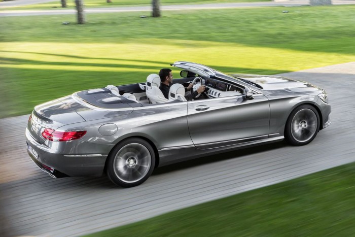 Kinyílt a Mercedes luxuskabriója 9 0,29-es Cw-értékével kategóriájának legáramvonalasabb tagja az S-kabrió. Az opciós Aircap szélzaj-csökkentő rendszer a szélvédőkeretbe integrált, felemelhető hálóból, valamint a hátsó ülések mögött elhelyezett, konvex elemből áll.