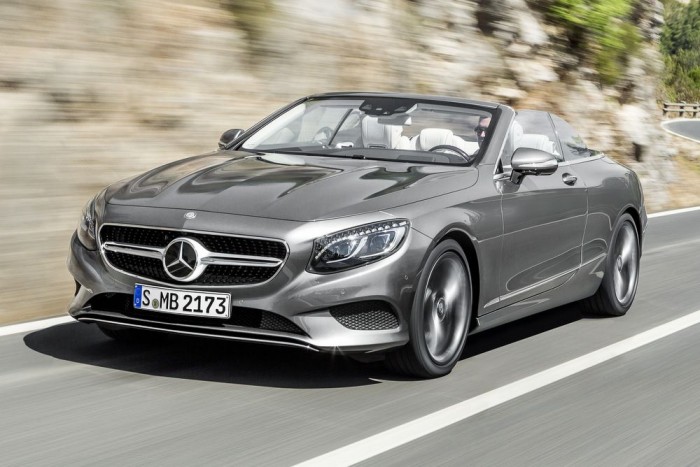 Kinyílt a Mercedes luxuskabriója 3 A kabrió nem egészen fél mázsával nehezebb a kupénál; ezt többek között alumínium hátsó padlólemez, valamint könnyűfém motorház- és csomagtérfedelek alkalmazásával érték el.