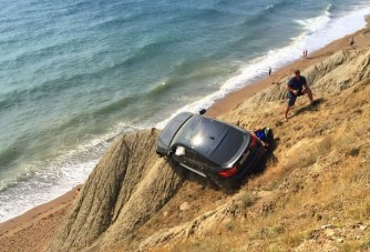 Ez a BMW-s már nem éri el a tengert