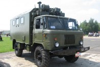 Az orosz GAZ-66 teherautó alvázára építették fel a Mega Cruisert.