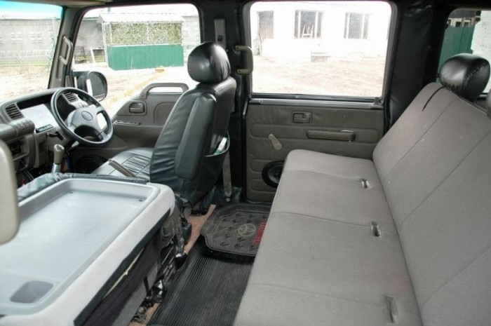 Az utastér is részben az Isuzuból származik. A hátsó ülésen állítólag négy ember is elfér kényelmesen. Ezt mondjuk simán elhisszük. Az anyósülés szembefordítható a hátul ülőkkel.