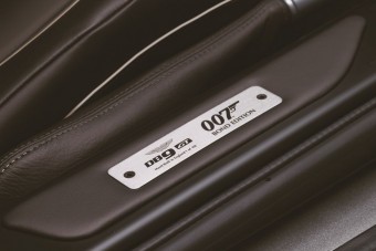 James Bond emlékautó, extrákkal