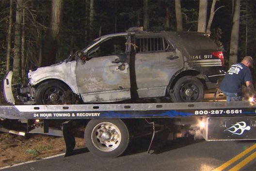 Szétlőtte, felgyújtotta saját autóját egy rendőr