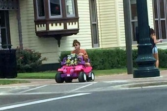 Elvették a jogsiját, azóta játékautóval jár a csaj