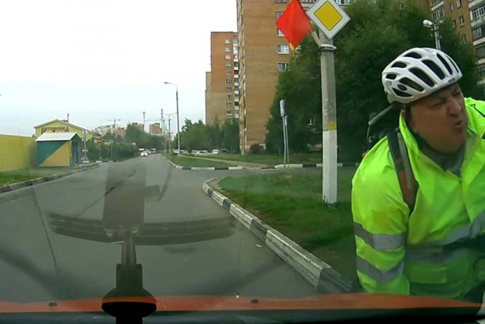 Előadta a nagy halált a gyökér bringás