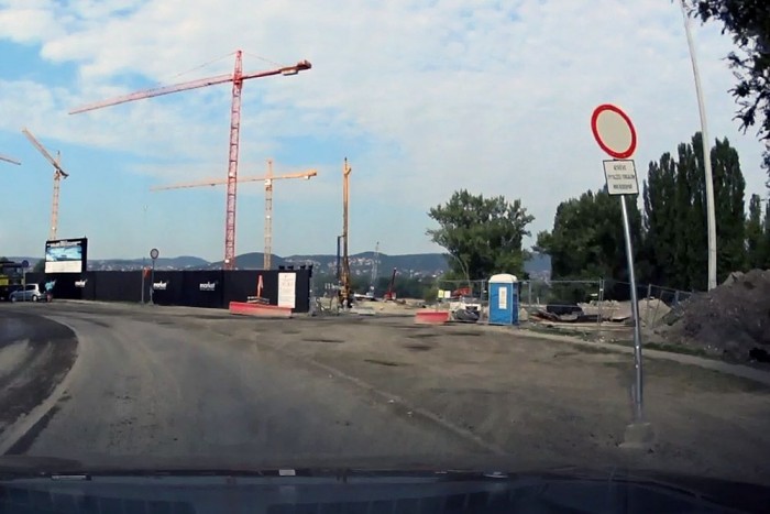 Kegyetlenül büntetnek a Dagálynál 8 | Vezess Ezen már lecserélték a kiegészítőt, a sok egyforma tábla után itt már könnyű megszívni