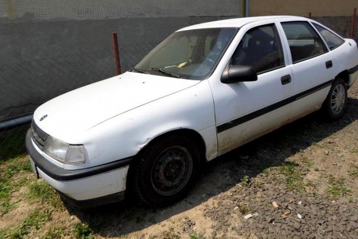 Fillérekért árul autókat az állam 2 Korának megfelelő állapotú – írja a 241 ezer kilométert futott Opel adatlapja, amelynek májusban járt le a műszakija. Ezen felül szokatlanul szűkszavú a leírás, viszont feltöltöttek 22 fotót, amelyek között számos közelivel próbálják nyers valójában megmutatni a kocsit kívül és belül. A megtekintés során a résztvevők által nem észlelt vagy fel nem ismerhető rejtett hibákért, a vagyontárgy esetlegesen előforduló vélt vagy valós hiányosságaiért az adóhatóság felelősséget nem vállal – írja a NAV minden egyes jármű jellemzésének a végére