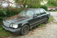 Természetesen Mercedesre is lehet licitálni, ráadásul a W124-ről talán túlzás nélkül állítható, minden idők egyik legjobb autója. Hogy ez itt milyen? 394 ezer kilométer után is üzemképes, de akksit vigyen magával, aki ki akarja próbálni, ugyanis nincs benne. A négy egyforma gumit és az elektromos ablakokat emeli ki a szűkszavú adatlap, amiből kiderül, hogy szeptember 13-án jár le az autó műszakija