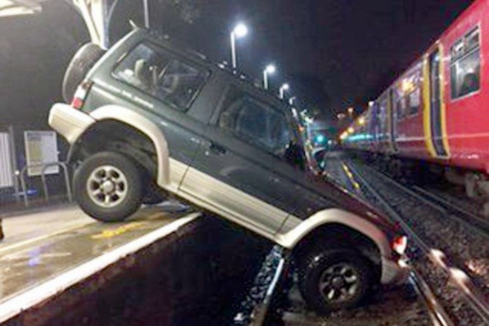 A peronra hajtott, a sínekre zuhant egy autó