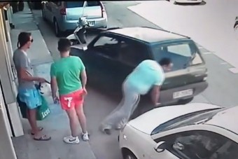 Erőferi arrébb rakta a kocsit, miután ráparkoltak